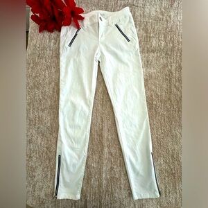 WHBM NWOT “The Skimmer” white jeans with side and ankle zippers. Perfect! 🎁